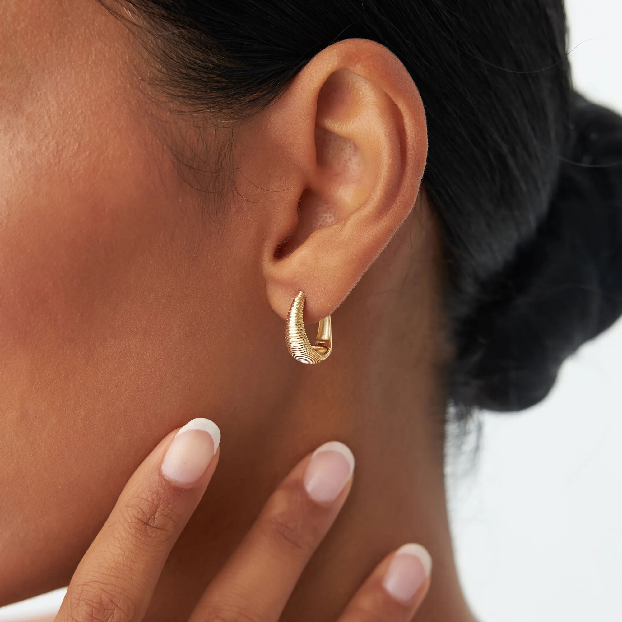 14k Gold Ribbed Teardrop Hoop Earrings