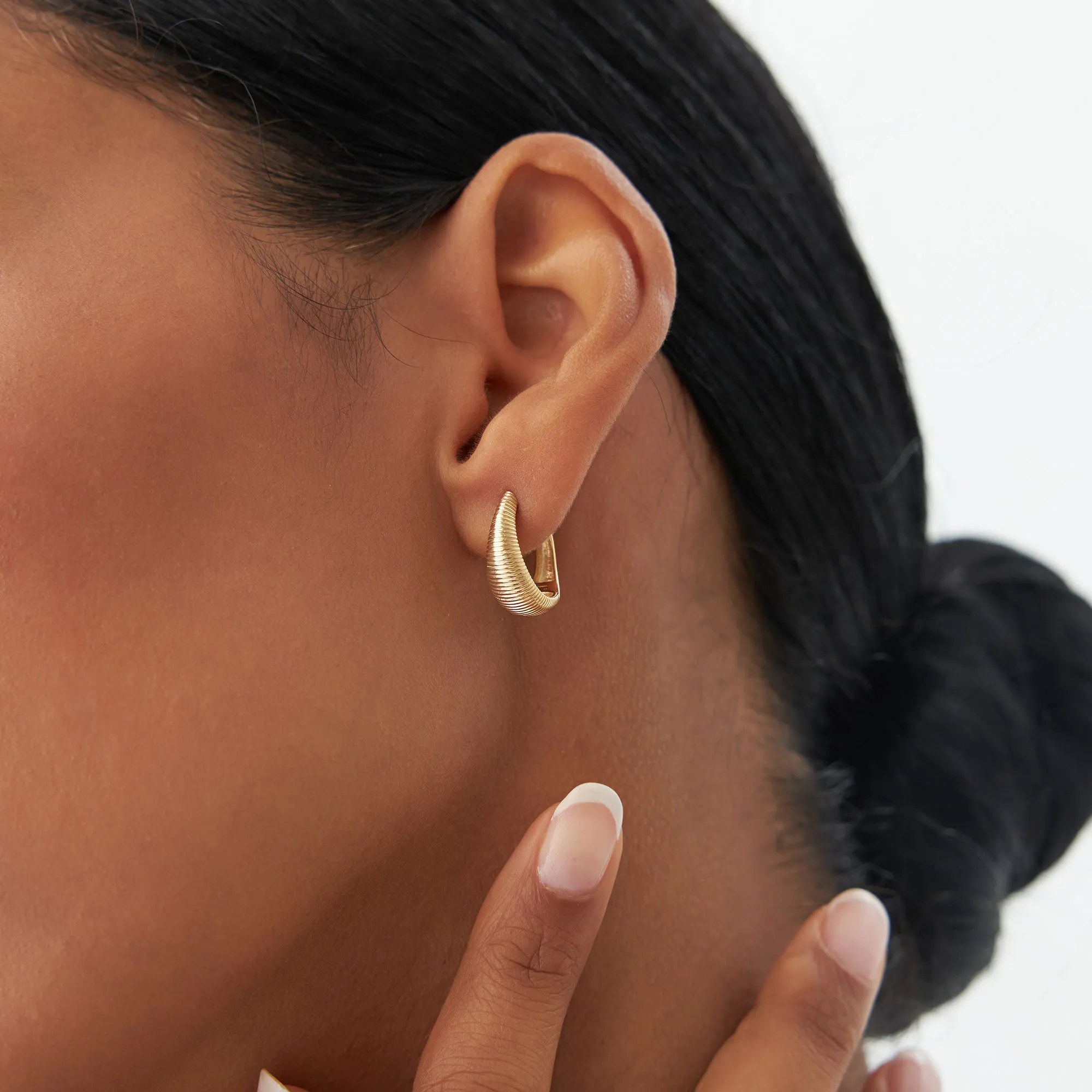 14k Gold Ribbed Teardrop Hoop Earrings