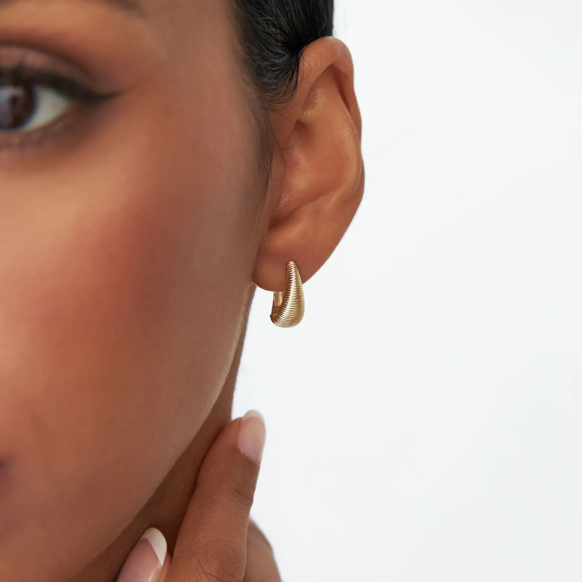 14k Gold Ribbed Teardrop Hoop Earrings