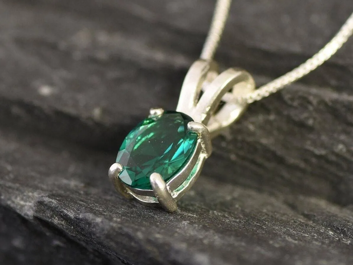 Dainty Emerald Pendant - Classic Green Necklace - Vintage Oval Necklace