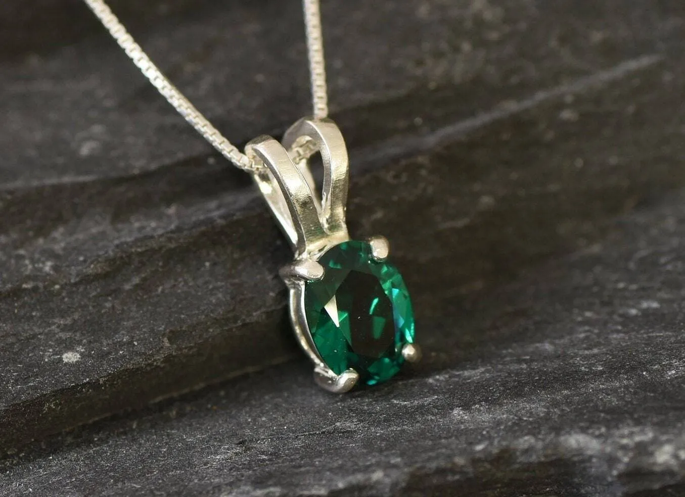 Dainty Emerald Pendant - Classic Green Necklace - Vintage Oval Necklace