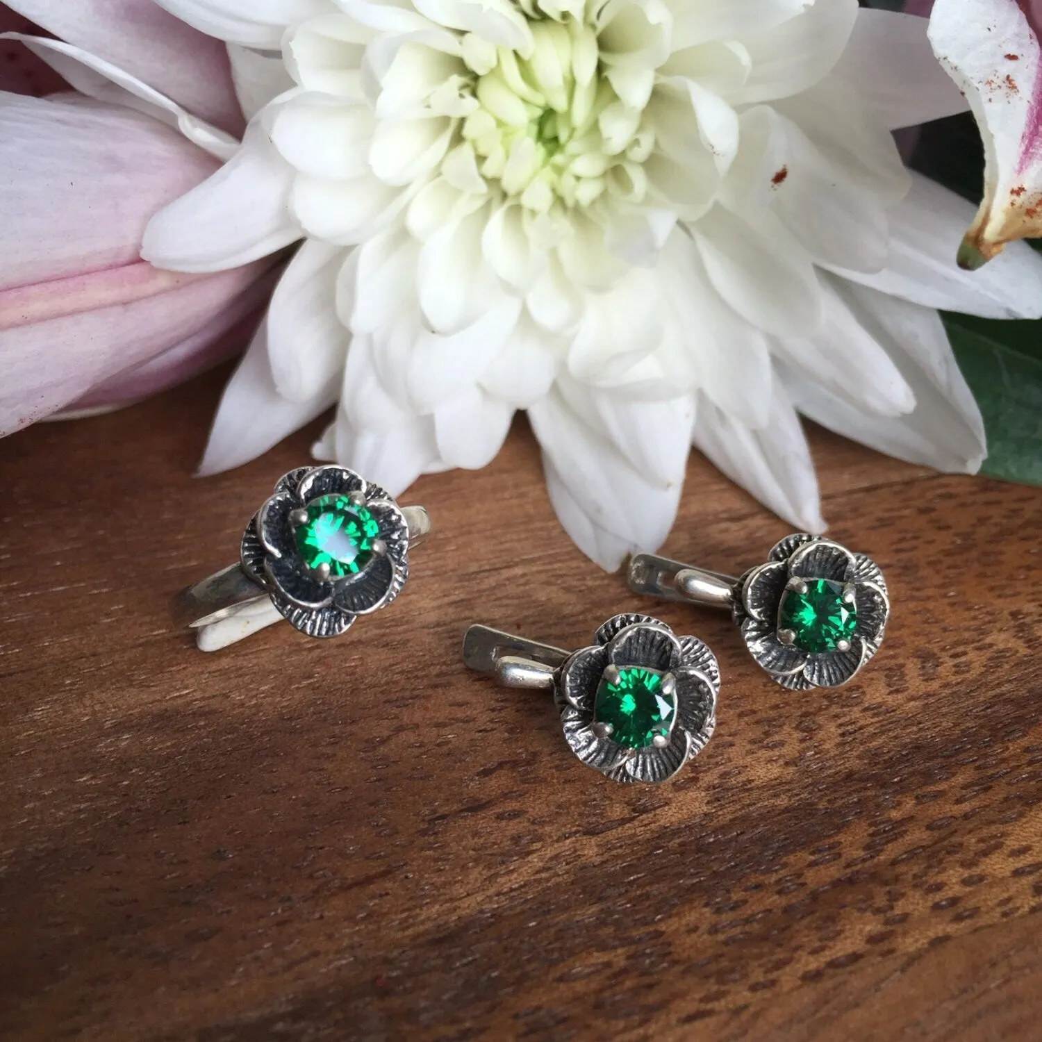 Emerald Flower Ring - Rose Vintage Ring - Dainty Emerald Ring